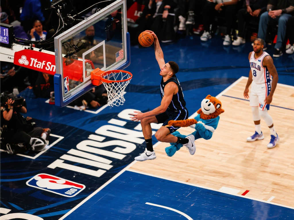 超越所有50分扣篮！戈登0.1秒绝杀补扣成永恒经典